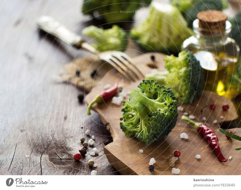 Frischer grüner Brokkoli und Gemüse Kräuter & Gewürze Öl Essen Vegetarische Ernährung Diät Flasche Gabel Tisch Blatt dunkel frisch natürlich gelb Ackerbau