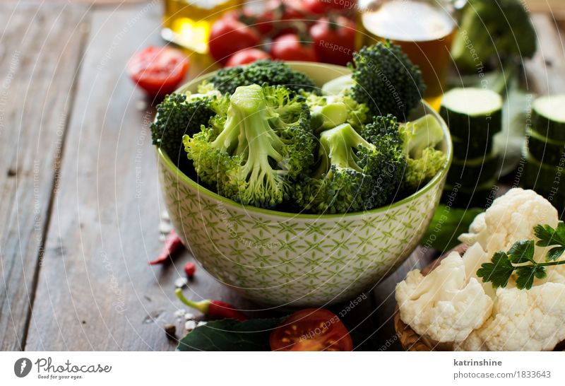 Frischer grüner Brokkoli und Gemüse Lebensmittel Kräuter & Gewürze Öl Ernährung Essen Vegetarische Ernährung Diät Schalen & Schüsseln Tisch Herbst Blatt dunkel