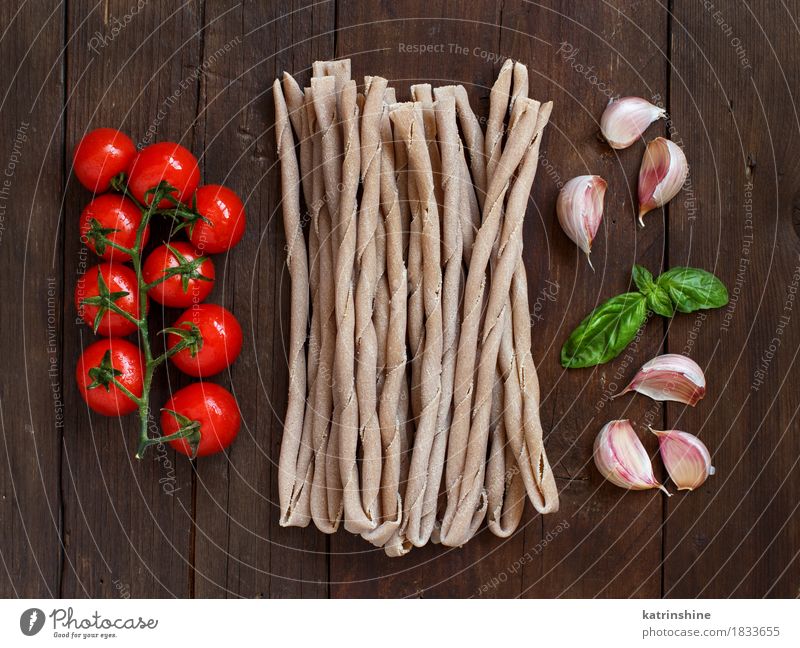 Rohe italienische Pasta, Basilikum und Gemüse Teigwaren Backwaren Kräuter & Gewürze Ernährung Vegetarische Ernährung Diät Italienische Küche Tisch Blatt dunkel