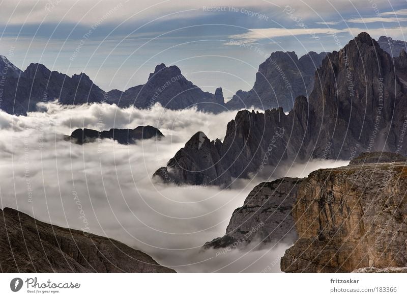 Wolkenteppich Farbfoto Außenaufnahme Menschenleer Kontrast Panorama (Aussicht) Tourismus Ferne Freiheit Berge u. Gebirge Natur Landschaft Himmel Nebel Felsen