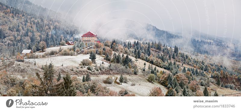 Hotel in Bergen. Schnee und Nebel. Erster Schnee im Herbst Ferien & Urlaub & Reisen Tourismus Ausflug Abenteuer Ferne Freiheit Kreuzfahrt Camping Winter