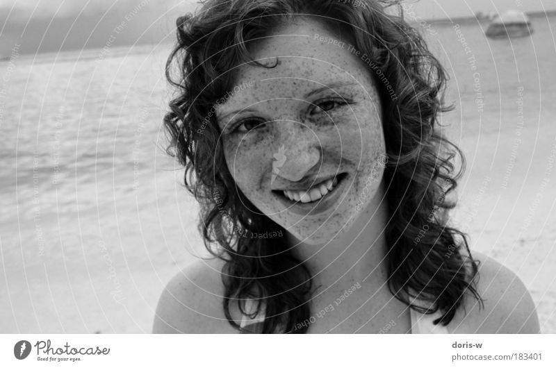 badenixe Schwarzweißfoto Blick Freude Haare & Frisuren Haut Sommer Strand Meer Wellen feminin Junge Frau Jugendliche Erwachsene Kopf Gesicht lachen