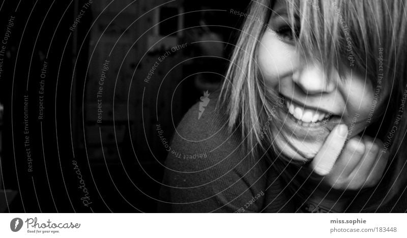 just happy Schwarzweißfoto Textfreiraum links Kontrast Zufriedenheit feminin Jugendliche Gesicht Zähne Finger lachen Freundlichkeit Fröhlichkeit lustig