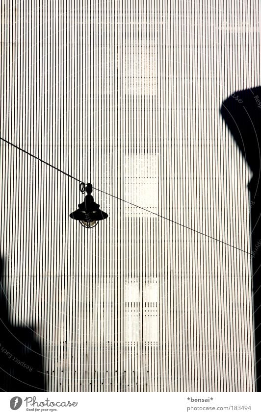 facettenfassade Design Haus Bankgebäude Bauwerk Gebäude Architektur Fassade modern schwarz weiß Schutz einzigartig sonnenschutz laterne fenster geschützt