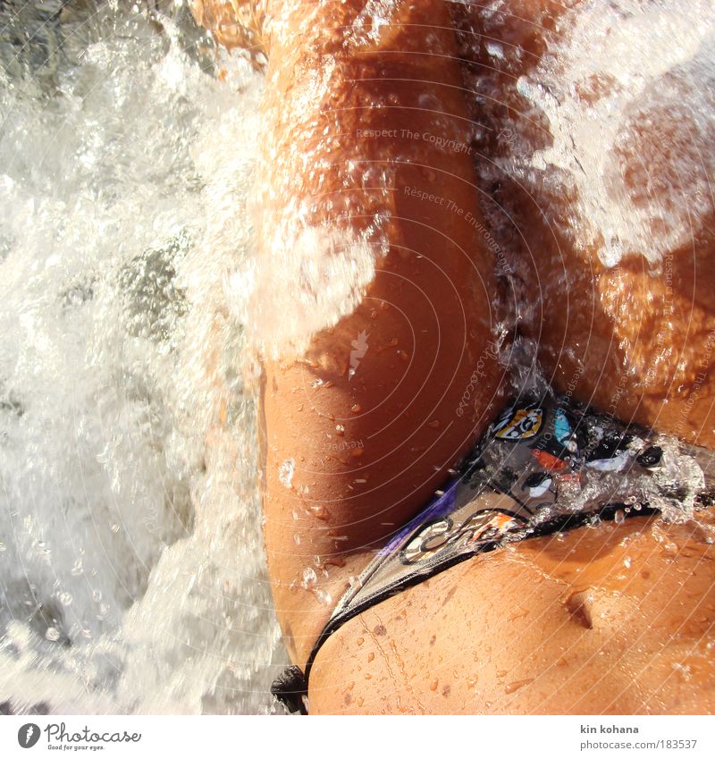leidenschaft _ 05 Erholung Schwimmen & Baden Sommer Sonnenbad Strand Meer Wellen feminin Junge Frau Jugendliche Erwachsene Haut Bauch Beine 18-30 Jahre Wasser