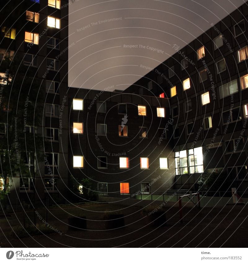 Kollektiver Individualismus Farbfoto Gedeckte Farben Außenaufnahme Menschenleer Nacht Licht Langzeitbelichtung ruhig Häusliches Leben Wohnung Haus Lampe