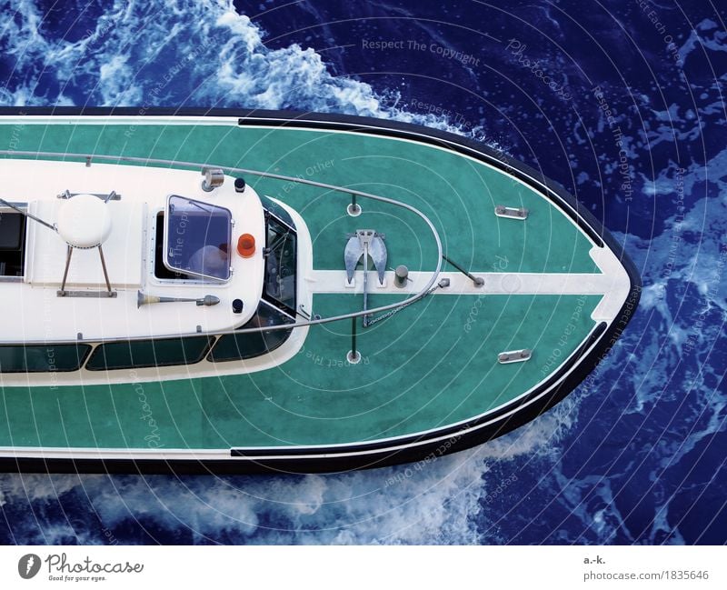Freie Fahrt Meer Wellen Schifffahrt Bootsfahrt Motorboot Wasserfahrzeug "Pilotboot Begleitboot" fahren schaukeln blau grün Tatkraft Beginn Bewegung Symmetrie