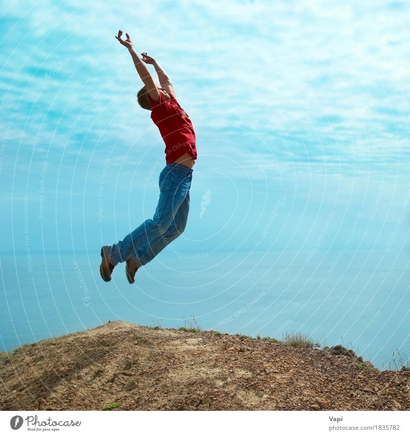 Mann springt von einer Klippe Lifestyle Freude Körper Freiheit Sommer Sonne Sonnenbad Meer Berge u. Gebirge Mensch Junger Mann Jugendliche Erwachsene Hand 1