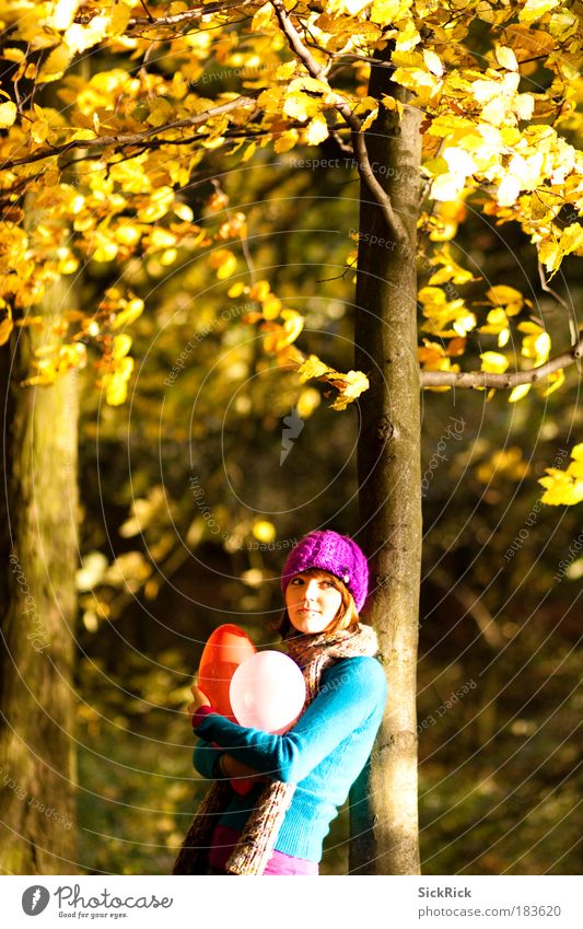 . Mensch feminin Junge Frau Jugendliche 1 18-30 Jahre Erwachsene Herbst Baum Wald Pullover Schal Mütze Luftballon Lächeln gelb violett Stimmung Gelassenheit