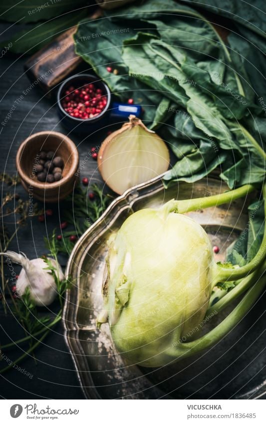 Frischer Kohlrabi auf dunklem Küchentisch Lebensmittel Gemüse Ernährung Bioprodukte Vegetarische Ernährung Diät Geschirr Stil Design Gesunde Ernährung Sommer