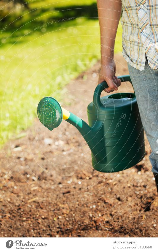 Gießkanne Dose Wasser Garten Gartenarbeit Kunststoff Hand Beteiligung grün Arme Sommer Tag unkenntlich Ausguss Außenaufnahme