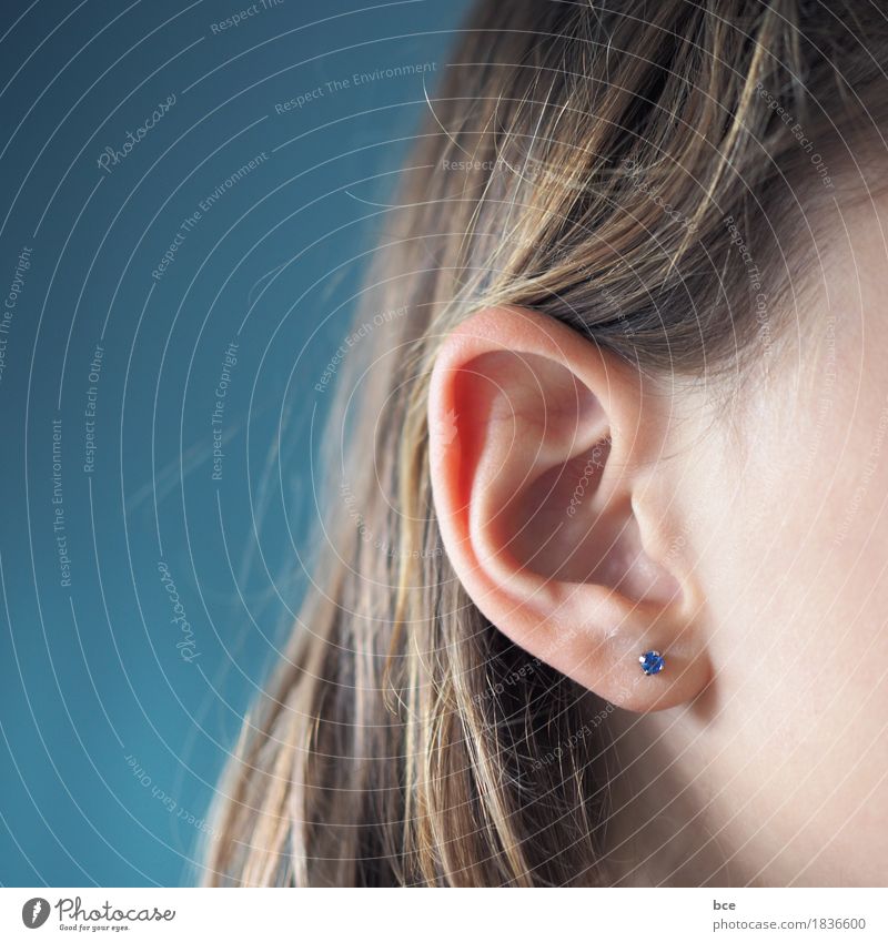 mein erster Ohrring Mensch feminin Kind Mädchen Kindheit Leben Haare & Frisuren 1 8-13 Jahre Ohrringe blau schön Piercing Schmuck eitel Ohrloch Ohrlochstechen