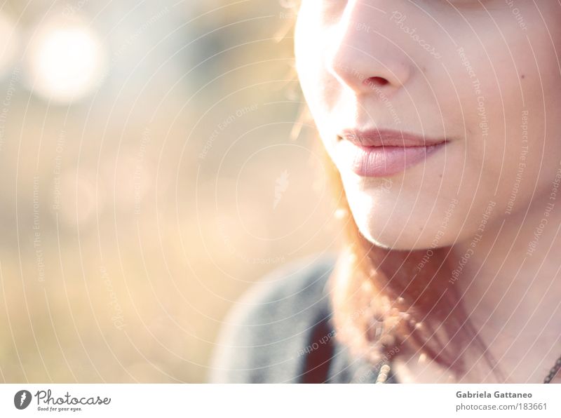 Lippengeschichten Farbfoto Außenaufnahme Textfreiraum links Licht Schatten Unschärfe feminin Haare & Frisuren Nase Mund brünett atmen genießen Lächeln