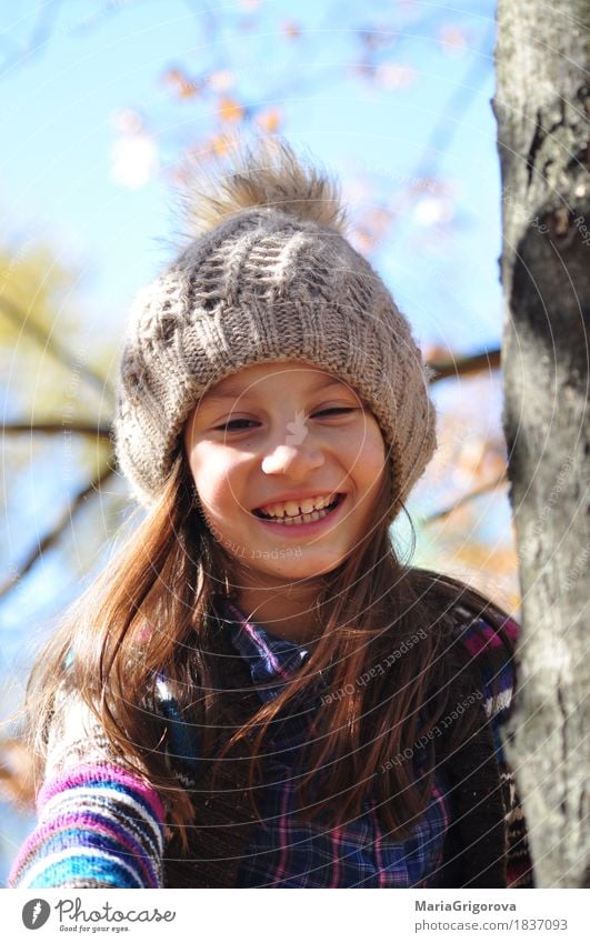Schönes lächelndes Mädchen auf dem Herbstbaum Garten Mensch Gesicht Auge 1 8-13 Jahre Kind Kindheit Natur Himmel Sonne Sonnenlicht Schönes Wetter Baum Blatt