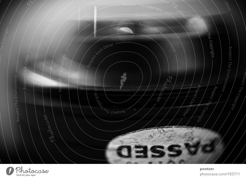 PASSED Schwarzweißfoto Studioaufnahme Experiment Lomografie Textfreiraum links Schwache Tiefenschärfe Fotokamera Technik & Technologie High-Tech Glas Metall alt