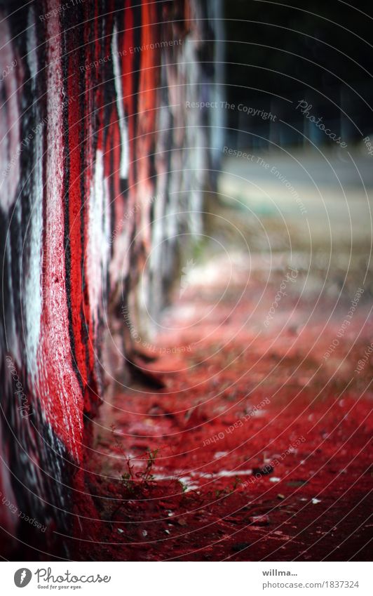 Rotfront, mit Graffiti besprühte Hauswand Sprühfarbe Subkultur Farbstoff Mauer Wand Farbenwelt Farbenspiel rot Farbspray Kunst Farbspiel Fassade