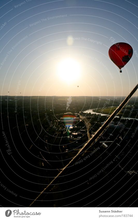 am Elbknick Dresden Stadt Stadtrand bevölkert Verkehrswege Fluggerät Ballone fliegen außergewöhnlich schön rot Seil Sicherung Horizont Sonne scheinend Korb