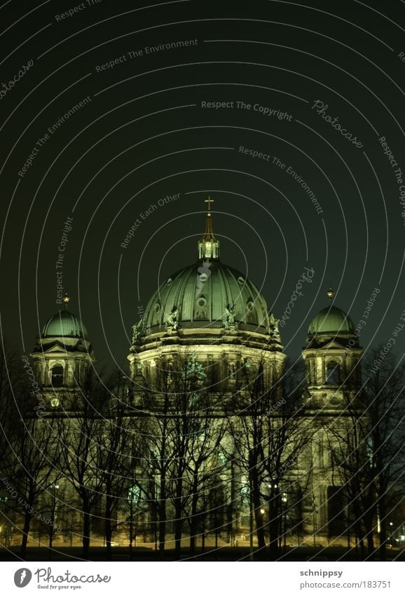 Berliner Dom by night Farbfoto Außenaufnahme Menschenleer Nacht Kunstlicht Langzeitbelichtung Totale Hauptstadt Denkmal historisch Architektur