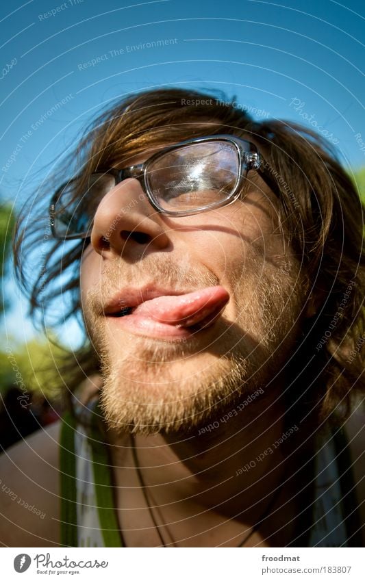 zungenbrecher Farbfoto mehrfarbig Außenaufnahme Tag Licht Porträt Vorderansicht Blick nach vorn Mensch maskulin Junger Mann Jugendliche Erwachsene Zunge Brille