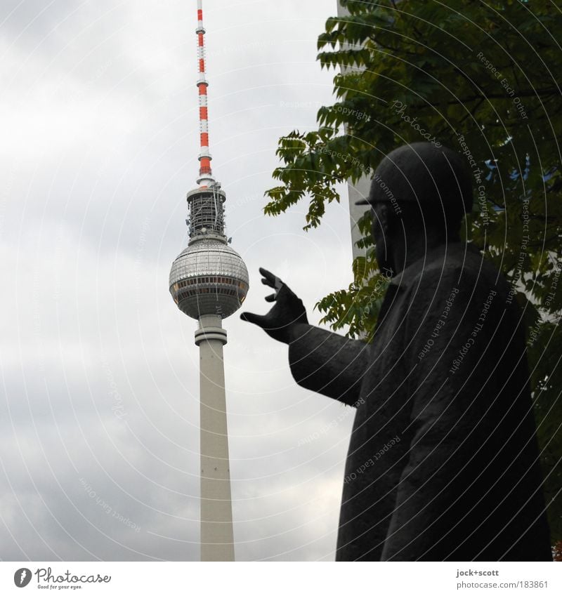 Alex greifen und schnell weg Sightseeing Skulptur schlechtes Wetter Berlin-Mitte Hauptstadt Sehenswürdigkeit Wahrzeichen Denkmal Berliner Fernsehturm fangen