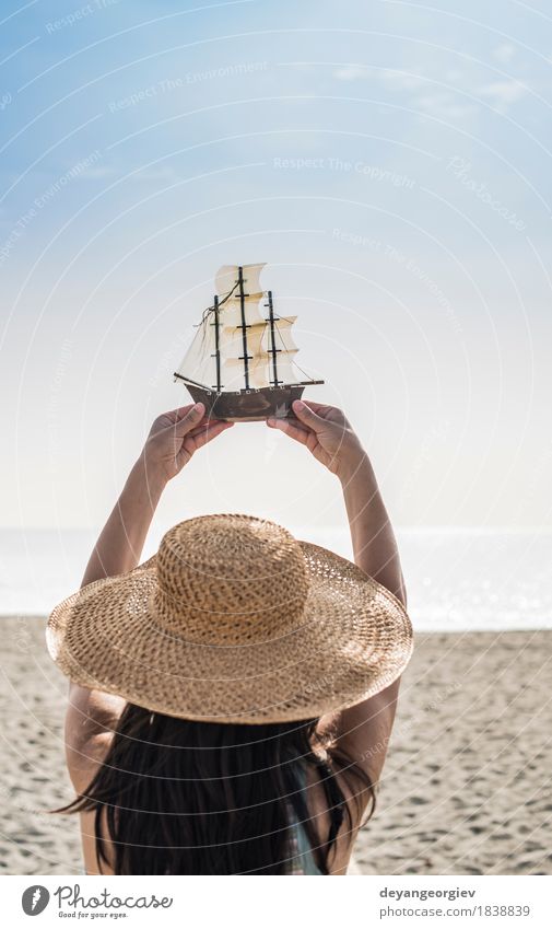Frau mit Hut halten Bootsmodell Freude Glück schön Ferien & Urlaub & Reisen Tourismus Sommer Strand Meer Dekoration & Verzierung Mädchen Erwachsene Hand Natur