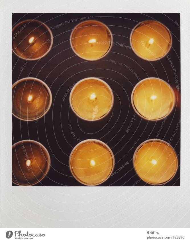 Quadratische Kerzen Nahaufnahme Detailaufnahme ruhig Duft Dekoration & Verzierung Holz Metall glänzend leuchten eckig heiß Kitsch braun gold Warmherzigkeit