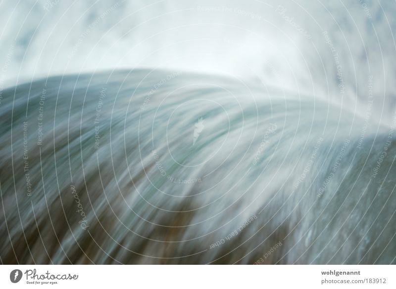 Fließendes Wasser Farbfoto Außenaufnahme Menschenleer Tag Bewegungsunschärfe Vogelperspektive Landschaft Fluss Wasserfall Energie Stimmung fließen Bach spritzen
