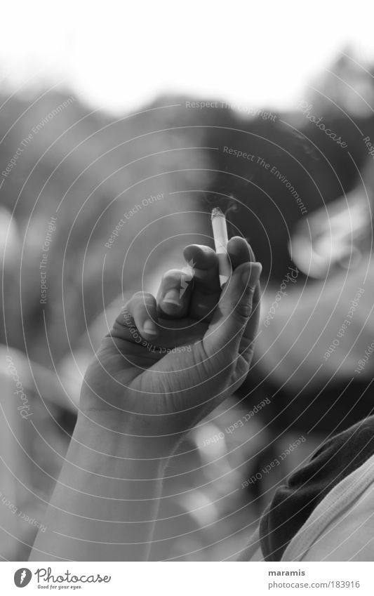 Schall & Rauch Schwarzweißfoto Außenaufnahme Tag Licht Schatten Kontrast Zentralperspektive Mensch Junge Frau Jugendliche Arme Hand Finger 1 Sommer Rauchen
