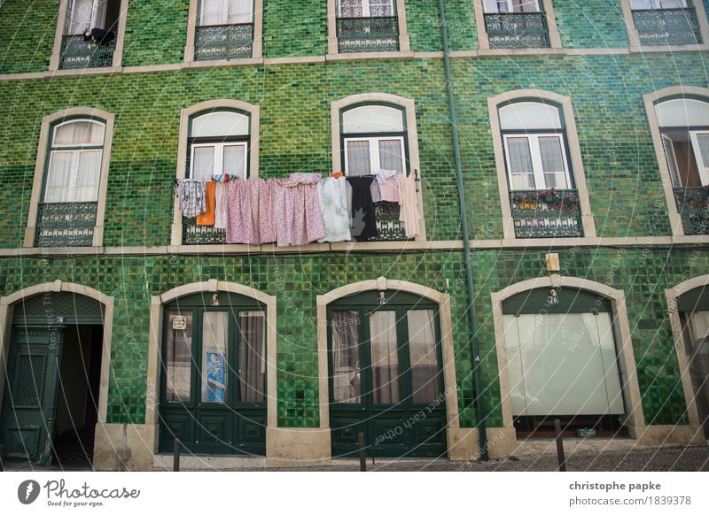 wäsche vor grün Ferien & Urlaub & Reisen Städtereise Sommer Sommerurlaub Wohnung Lissabon Portugal Stadt Hauptstadt Stadtzentrum Altstadt Fassade historisch