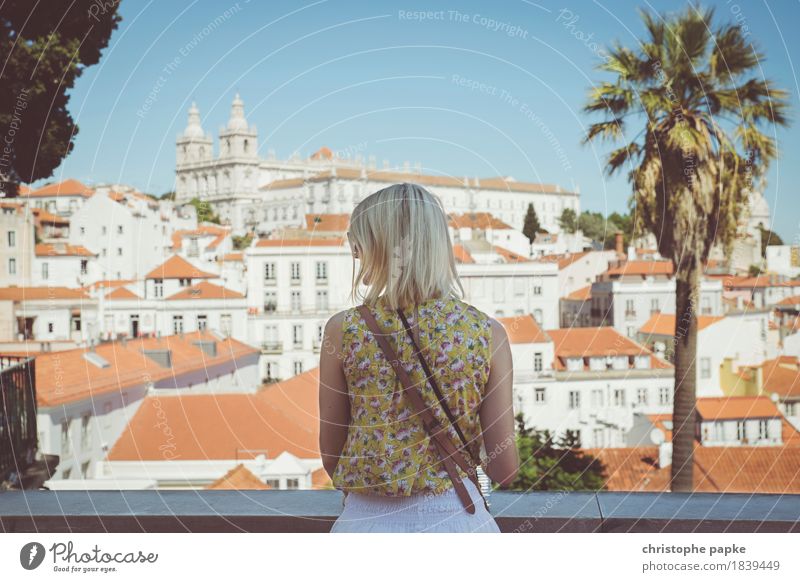 Lissabons Kulisse Ferien & Urlaub & Reisen Tourismus Sightseeing Städtereise Sommer Sommerurlaub feminin Junge Frau Jugendliche 1 Mensch 30-45 Jahre Erwachsene
