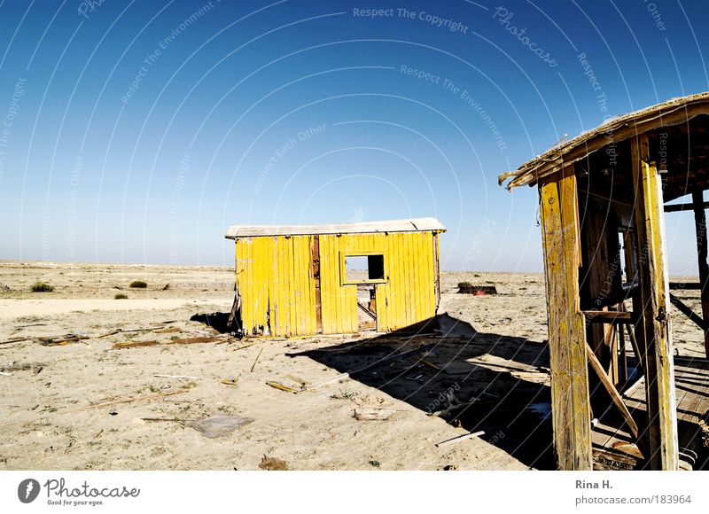Verlassen Umwelt Natur Landschaft Erde Sand Wolkenloser Himmel Wärme Wüste Hütte alt blau gelb Solidarität Appetit & Hunger Durst Einsamkeit Armut
