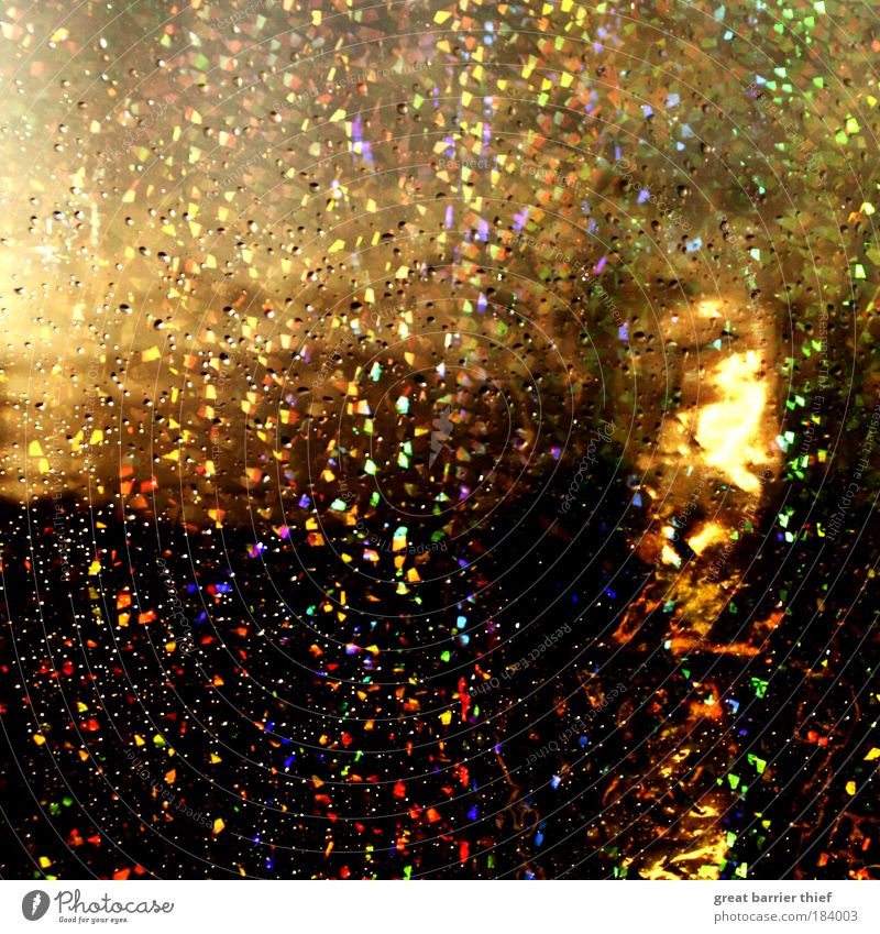 Durch Goldglitzerpapier Farbfoto mehrfarbig Innenaufnahme Nahaufnahme Experiment abstrakt Menschenleer Abend Dämmerung Licht Kontrast Silhouette
