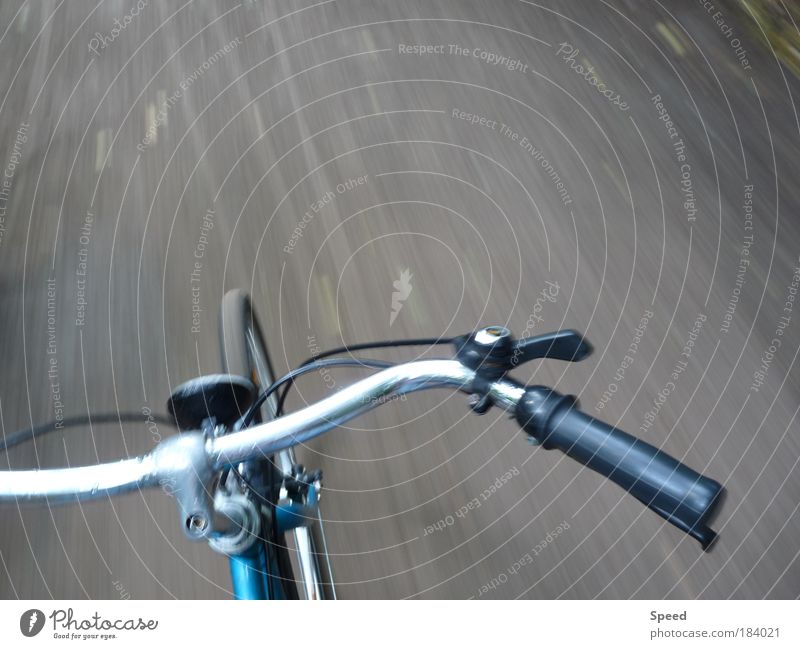 Lichtgeschwindigkeit im Park Farbfoto Außenaufnahme Nahaufnahme Menschenleer Tag Langzeitbelichtung Bewegungsunschärfe Lifestyle Freizeit & Hobby Fahrradfahren