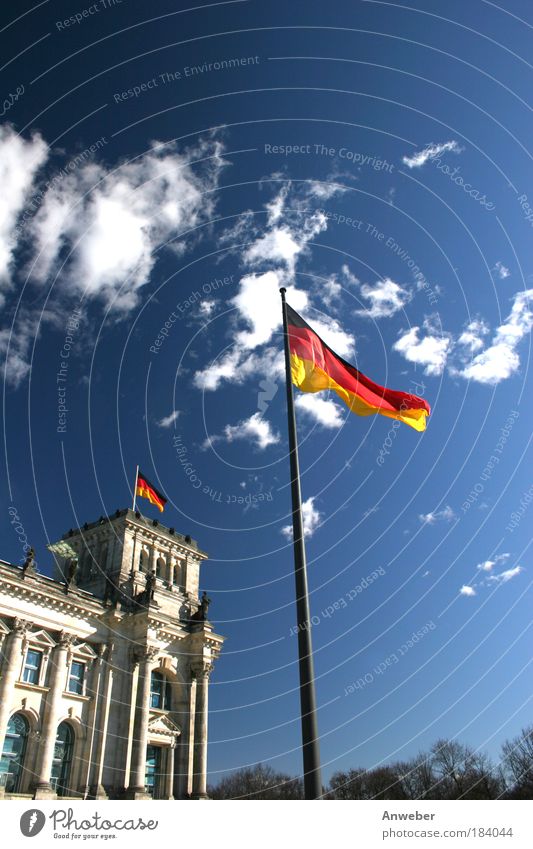 Reichstag in Berlin mit Flagge Farbfoto mehrfarbig Außenaufnahme Tag Sonnenlicht Froschperspektive Umwelt Himmel Schönes Wetter Wind Hauptstadt Bauwerk Gebäude