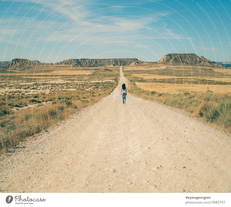 Frau, die auf Schotterweg geht Erholung Berge u. Gebirge wandern Erwachsene Natur Landschaft Erde Himmel Park Hügel Felsen Straße Jeanshose blau rot Film laufen