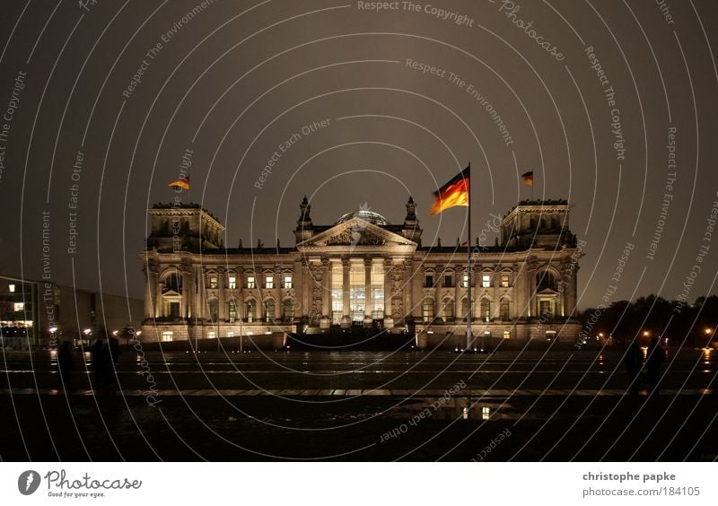 Berliner Reichstagsgebäude, bei Nacht Deutscher Bundestag Hauptstadt Stadtzentrum Bauwerk Deutsche Flagge Regierungssitz Parlament Gebäude Politik & Staat