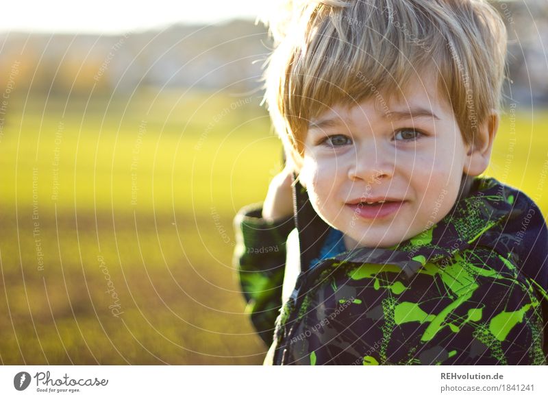 im Herbst Mensch Kind Kleinkind Junge Kindheit Gesicht 1 1-3 Jahre Umwelt Natur Landschaft Wiese Feld Lächeln authentisch Freundlichkeit Fröhlichkeit Glück