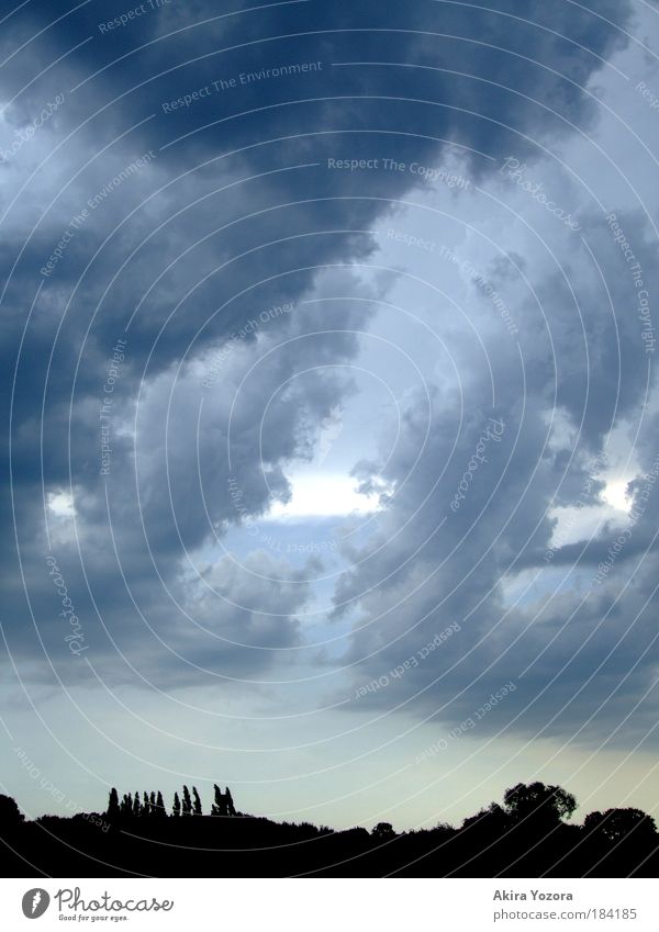 Unwetter im Anmarsch II Farbfoto Gedeckte Farben Außenaufnahme Menschenleer Hintergrund neutral Tag Kontrast Zentralperspektive Landschaft Himmel Wolken