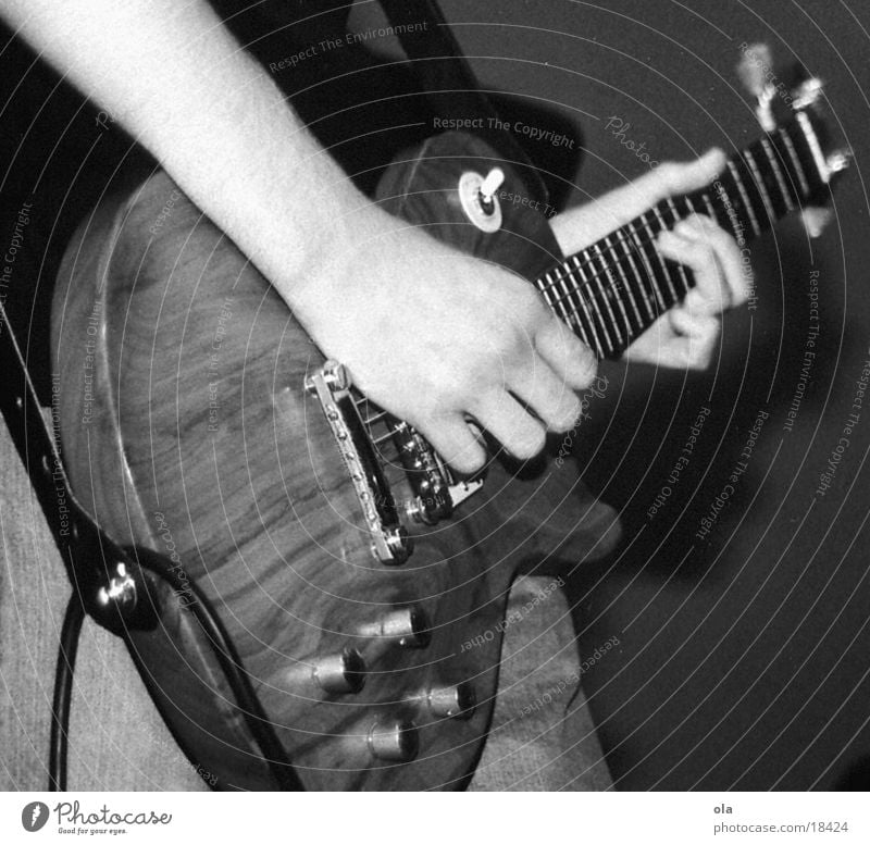 spiel mir das lied vom tod schwarz weiß Hand spielend Holz Konzert Mann Schwarzweißfoto Gitarre guitar Arme Musik le paul