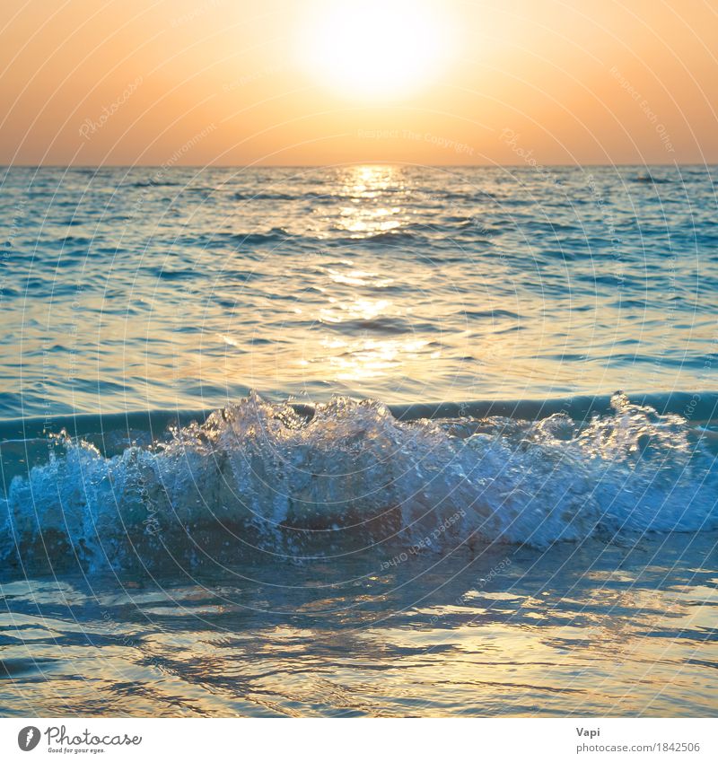 Sonnenuntergang über dem Meer Ferien & Urlaub & Reisen Sommer Sommerurlaub Strand Wellen Natur Landschaft Sand Wasser Himmel Horizont Sonnenaufgang Sonnenlicht