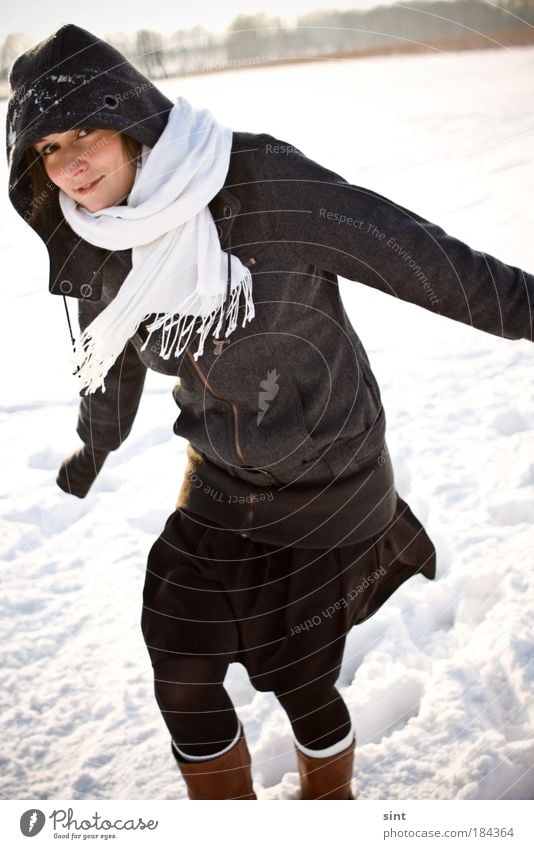 es wird kalt Farbfoto Außenaufnahme Tag Schwache Tiefenschärfe Porträt Blick in die Kamera Winter Schnee Winterurlaub Mensch feminin Junge Frau Jugendliche 1