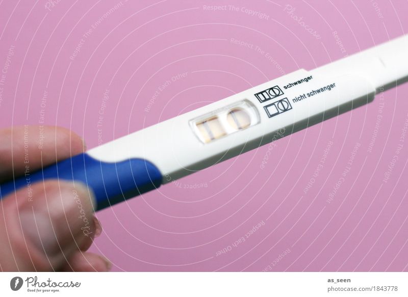 Der Moment ... Körper Gesundheit Gesundheitswesen Geburtstag Frauenarzt Apotheke Erwachsene Finger Schwangerschaftstest positiv schwanger blau rosa weiß Gefühle