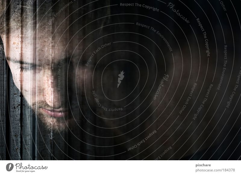 Mondsüchtig Farbfoto Experiment Textfreiraum rechts Tag Reflexion & Spiegelung Schwache Tiefenschärfe Porträt geschlossene Augen Gesicht maskulin Mann