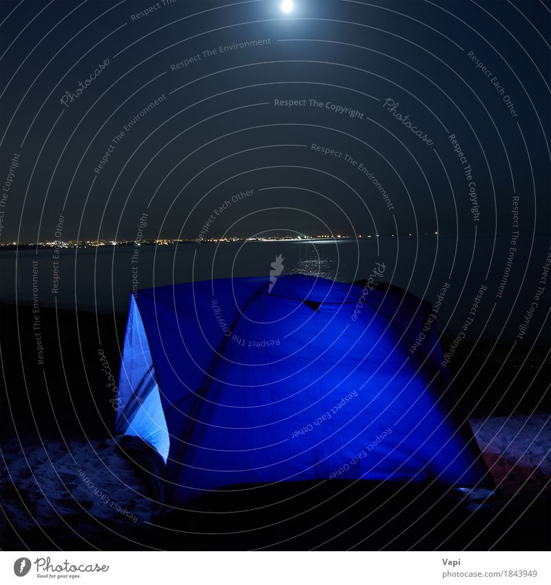 Blau beleuchtetes Zelt nachts am Strand Erholung Freizeit & Hobby Ferien & Urlaub & Reisen Tourismus Abenteuer Camping Sommer Sommerurlaub Berge u. Gebirge