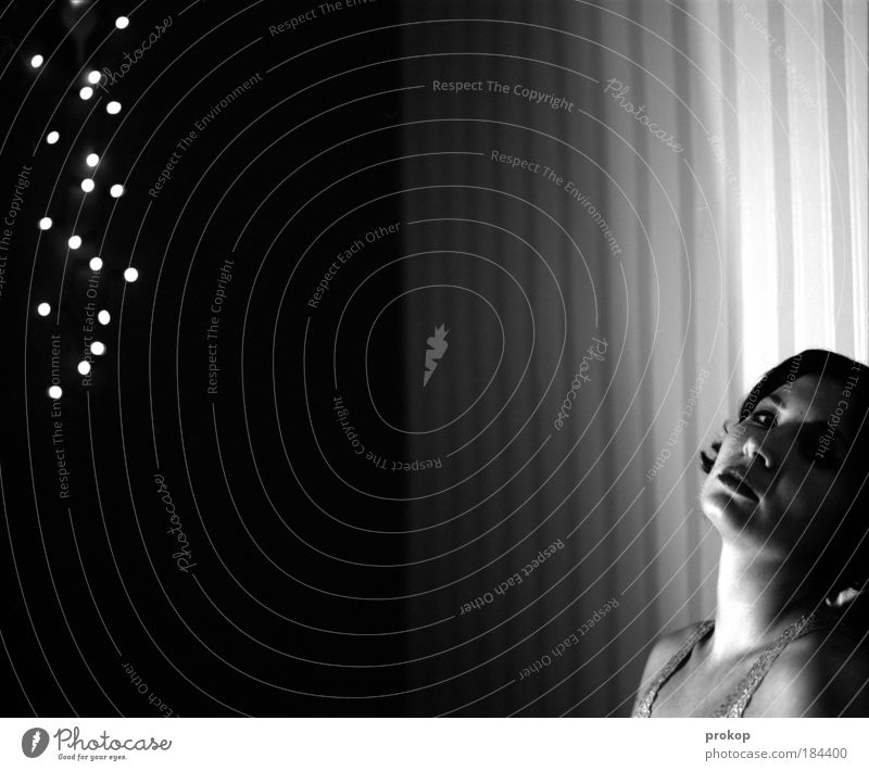 Sternschnuppin Schwarzweißfoto Innenaufnahme Kunstlicht Zentralperspektive Porträt Blick in die Kamera Nachtleben feminin Junge Frau Jugendliche Erwachsene