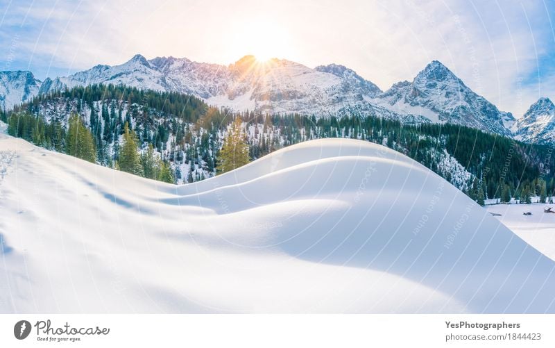 Sonniger Wintertag in den Alpenbergen Freude Ferien & Urlaub & Reisen Tourismus Sonne Schnee Winterurlaub Berge u. Gebirge Weihnachten & Advent