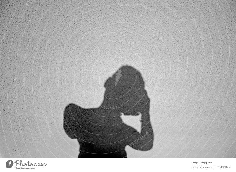 sunlight-shadow II Schwarzweißfoto Außenaufnahme Hintergrund neutral Schatten Kontrast Silhouette Sonnenlicht Zentralperspektive Oberkörper Blick in die Kamera