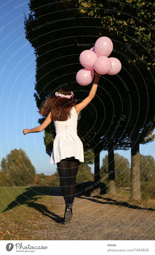 . feminin Frau Erwachsene 1 Mensch Baum Park Wege & Pfade Kleid Strumpfhose Schmuck Haarreif Luftballon Bewegung festhalten laufen springen Freude Lebensfreude