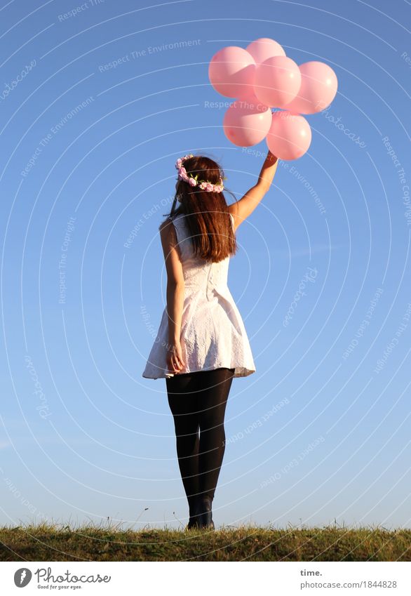 . feminin 1 Mensch Schönes Wetter Wiese Kleid Strumpfhose Schmuck Haarschmuck brünett langhaarig Luftballon alt festhalten stehen Tanzen Fröhlichkeit schön