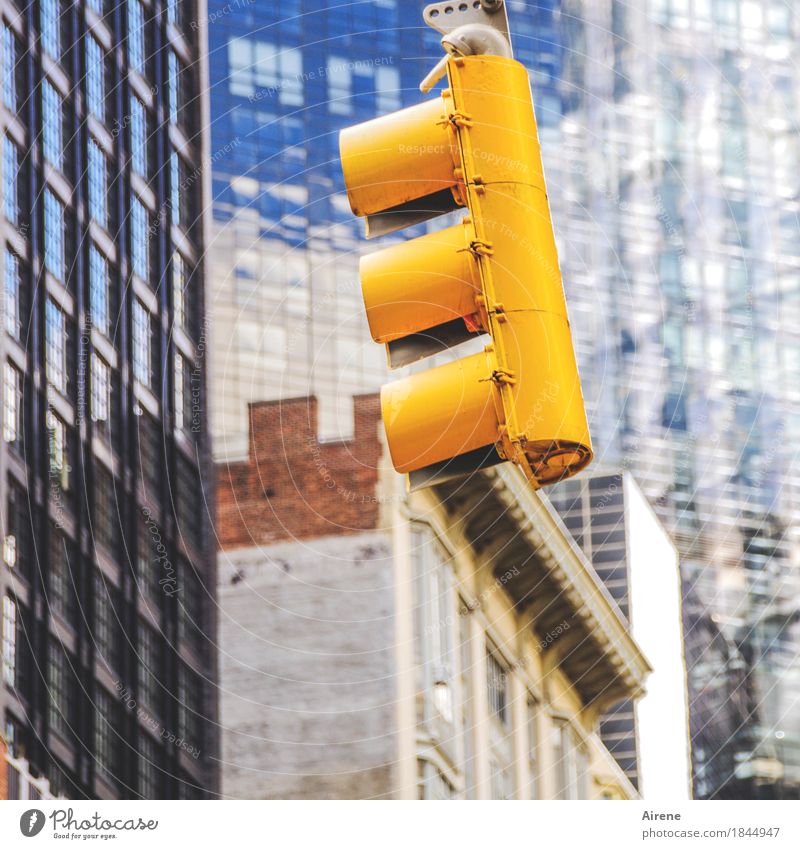 Gelbphase Amerika Nordamerika Stadt Stadtzentrum Verkehr Straße Ampel Metall leuchten gelb Kontrolle Ordnung Verbote blinken Regel Farbfoto Außenaufnahme